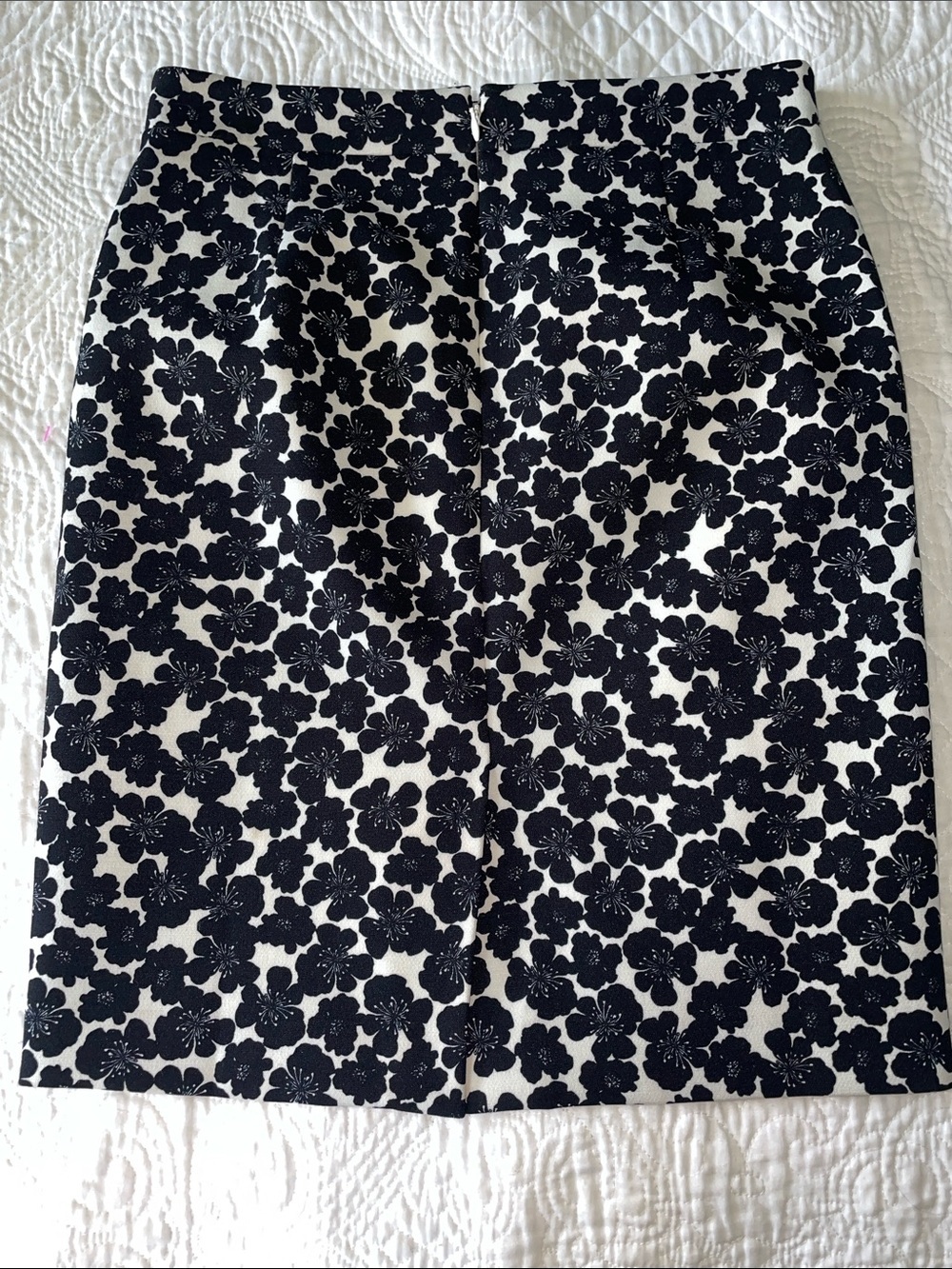 J. Crew Black & White Floral Pencil Skirt. Lined. Back zipper.  Size 2. - Picture 4 of 9
